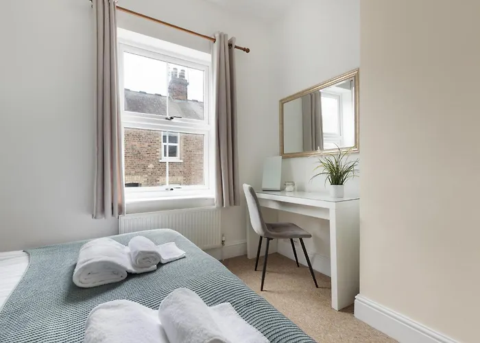 Ebor Place - Victorian - Free Parking - בית נופש *